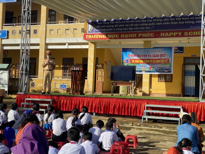 Học sinh trường PTDTBT THCS Trà Nam tham gia buổi tuyên truyền pháp luật