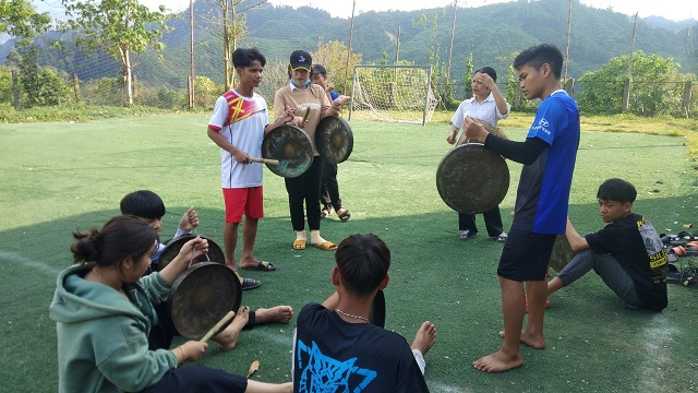Tập huấn kỹ năng đánh và múa cồng chiêng cho thanh thiếu niên xã Trà Mai