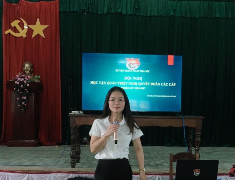 Đồng chí Phạm Thị Mỹ Hạnh - Bí thư Huyện đoàn triển khai các nội dung tại Hội nghị