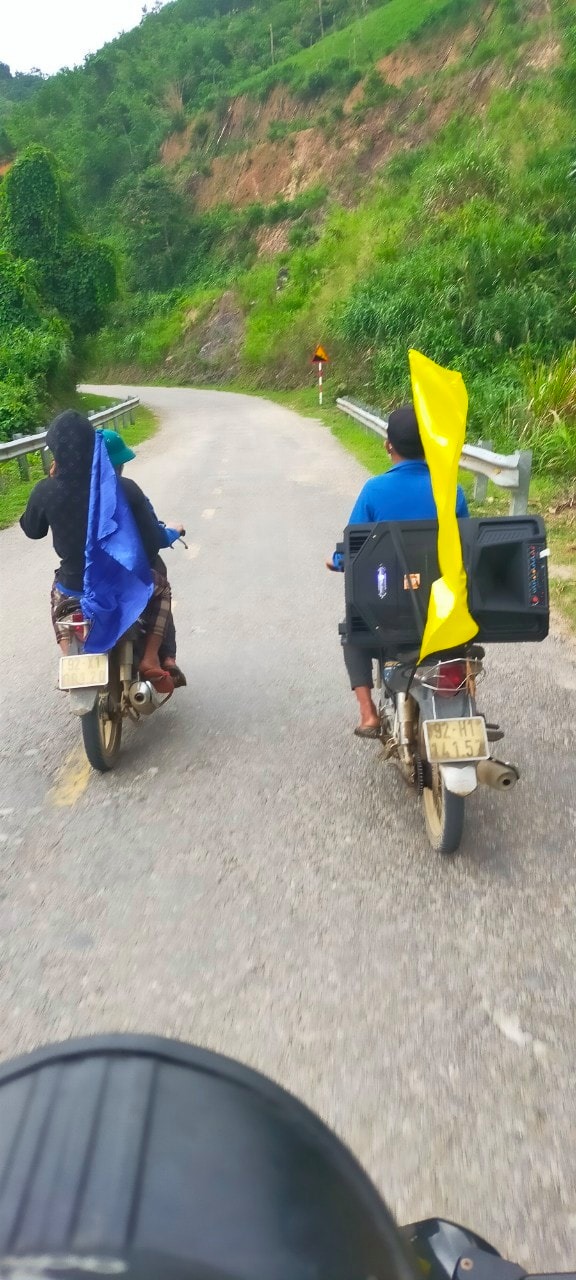 Đoàn viên thanh niên tuyên truyền lưu động bằng xe máy đến các khu dân dư