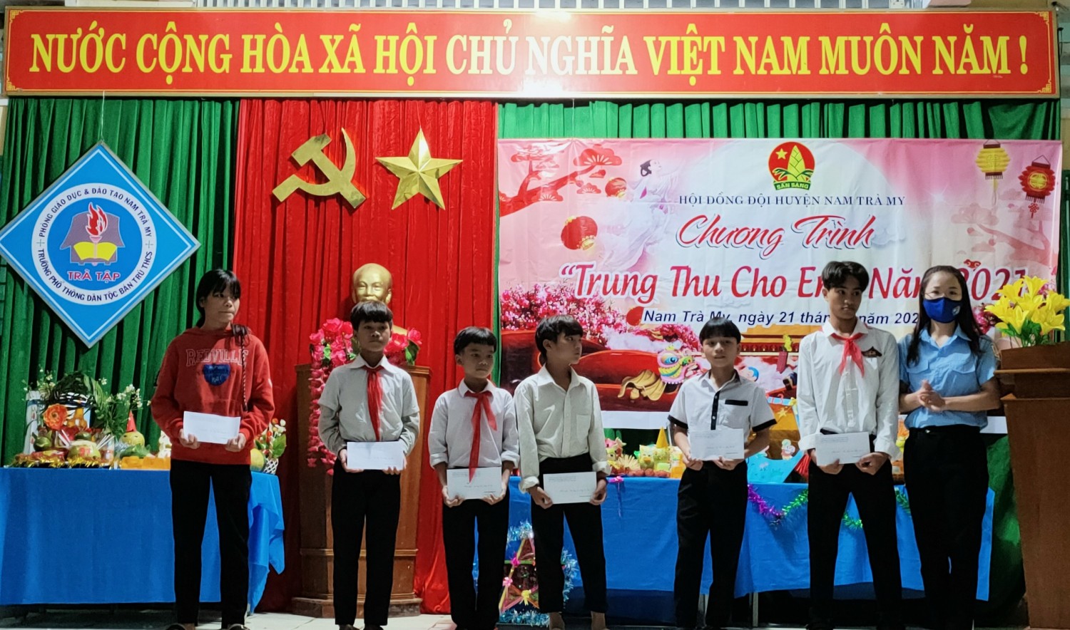 Huyện đoàn, Hội đồng đội huyện Nam Trà My tặng quà Trung thu cho thiếu nhi