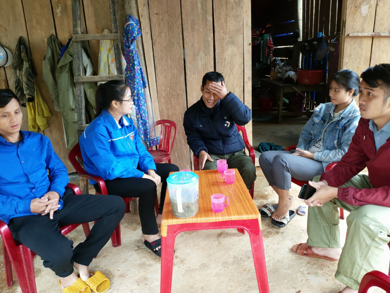 Thường trực Huyện đoàn đi cơ sở nắm tình hình hộ thanh niên nghèo và đăng ký thoát nghèo tại xã Trà Leng