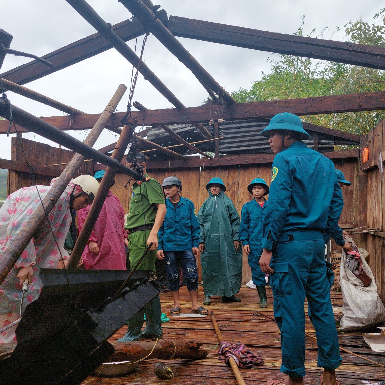 Đoàn viên thanh niên giúp dân khắc phục hậu quả bão số 4 ( Noru)