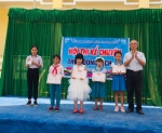 Thầy Nguyễn Ngọc - Hiệu trưởng nhà trường trao giấy khen cho các cá nhân đạt giải