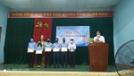 Đồng chí Phạm Thị Mỹ Hạnh, Chủ tịch Hội đồng Đội huyện trao giấy chứng nhận giáo viên TPT Đội giỏi cho các thí sinh dự thi