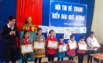 Thầy Phạm Long Bảo - GVTPT Đội trao phần giải thưởng cho học sinh