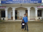 Bí thư Đoàn trường THPT trao  phí Em nuôi khăn quàng đỏ cho em Hồ Minh Văn