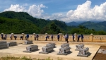 Cán bộ Đoàn huyện Nam-Bắc Trà My trồng cây lưu niệm tại Nghĩa trang liệt sỹ