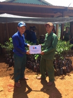 Anh Hồ Văn Rơm - UVBTV huyện đoàn - Bí thư xã đoàn Trà Mai trao cây giống cho thanh niên lập nghiệp