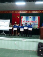 Đồng chí Nguyễn Thị Huyền Trang - PBT huyện đoàn trao giấy khen cho các tập thể có thành tích xuất sắc trong Tháng thanh niên năm 2018