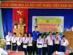 Hội đồng đội xã Trà Vinh trao giấy chứng nhận cho các đại biểu