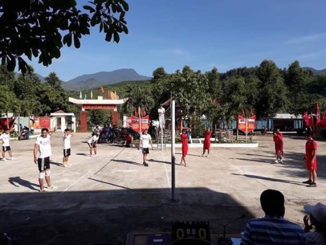 Chi đoàn quân sự tổ chức giao lưu bóng chuyền với đơn vị kết nghĩa Xã đoàn Trà Leng