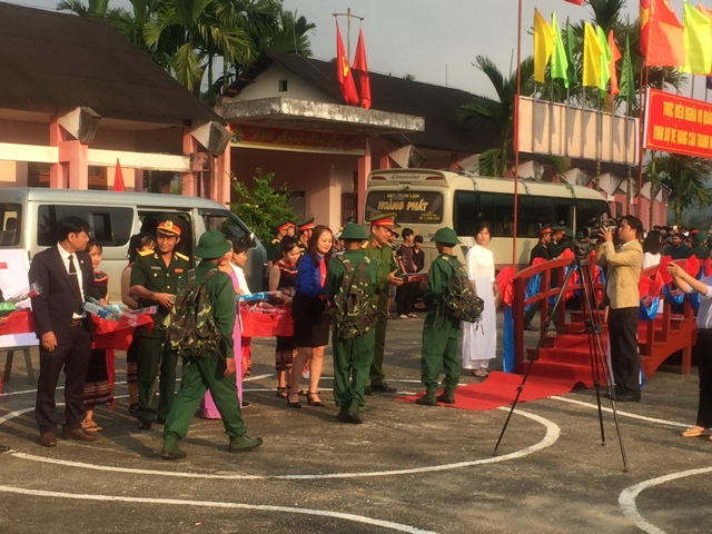 Đồng chí Nguyễn Thị Huyền Trang  trao quà cho các tân binh nhập ngũ
