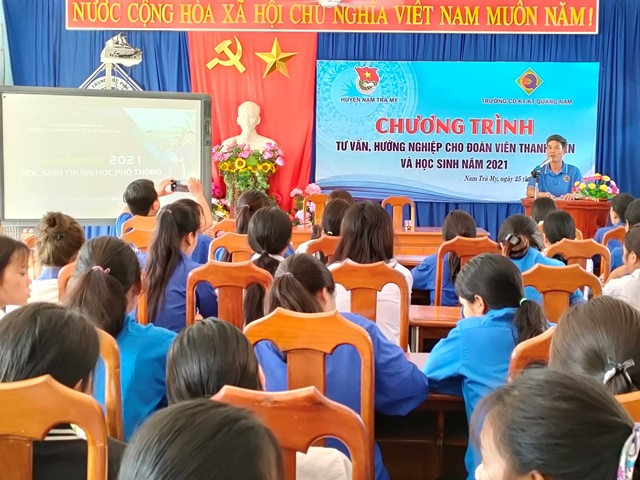 Ảnh:thầy Phạm Hồng Sơn – Phó ban tuyển sinh trường Cao đẳng KTKT Quảng Nam đang trao đổi định hướng nghề nghiệp cho các bạn học sinh